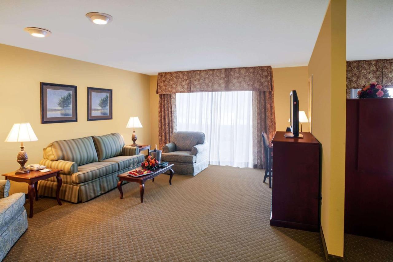 Clarion Hotel & Suites Convention Center Fredericksburg Bagian luar foto