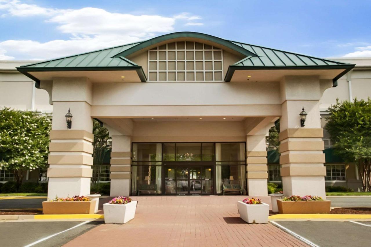 Clarion Hotel & Suites Convention Center Fredericksburg Bagian luar foto